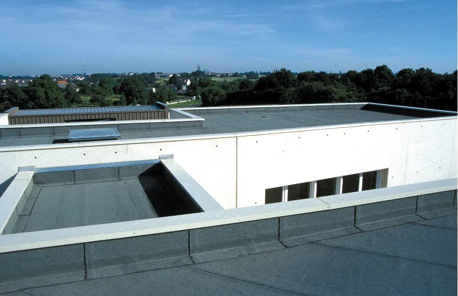 Toiture-terrasse terminée avec membrane bitumineuse et relevés d’étanchéité