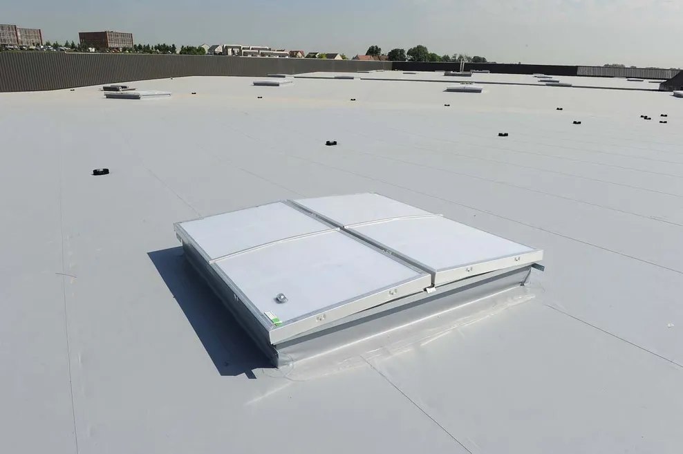 Toiture industrielle terminée avec membrane PVC et étanchéité des lanterneaux
